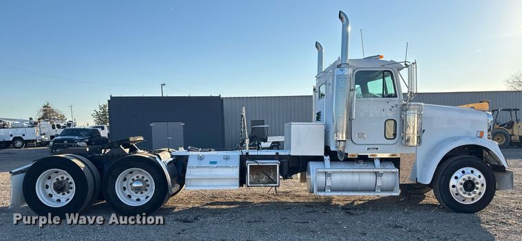 image for item EG2345 2001 Freightliner semi truck