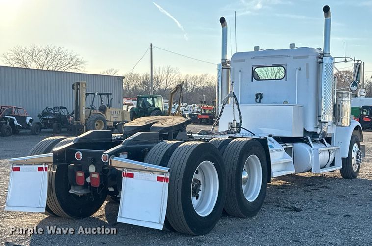 image for item EG2345 2001 Freightliner semi truck