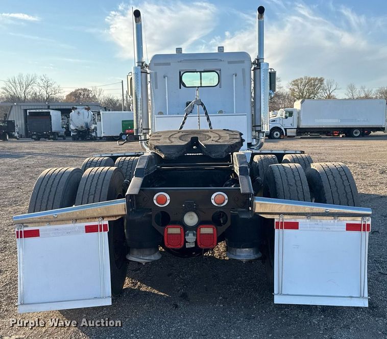 image for item EG2345 2001 Freightliner semi truck