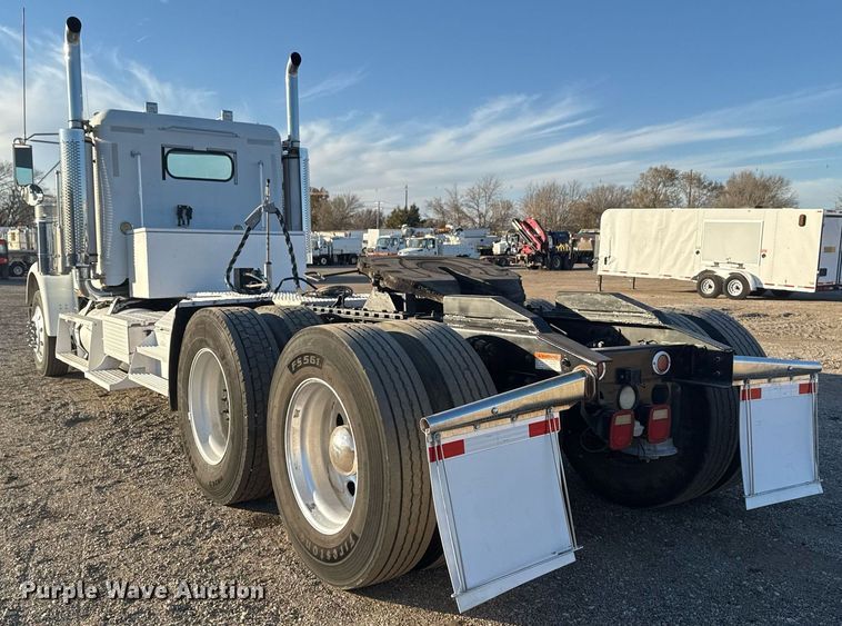 image for item EG2345 2001 Freightliner semi truck