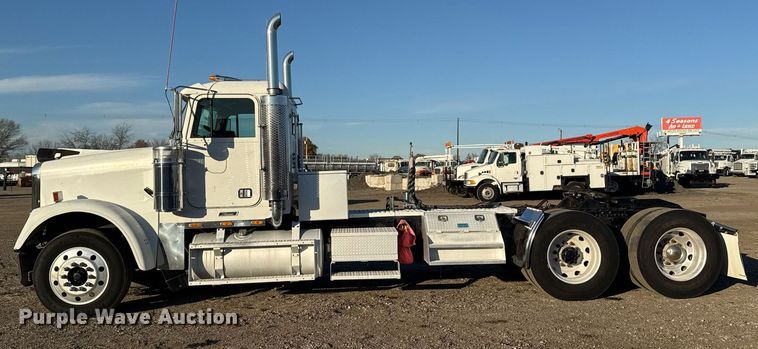 image for item EG2345 2001 Freightliner semi truck