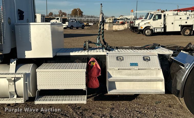 image for item EG2345 2001 Freightliner semi truck