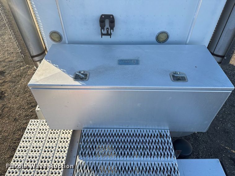 image for item EG2345 2001 Freightliner semi truck