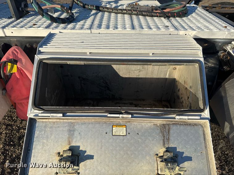 image for item EG2345 2001 Freightliner semi truck