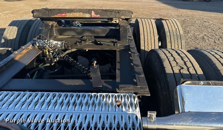 image for item EG2345 2001 Freightliner semi truck