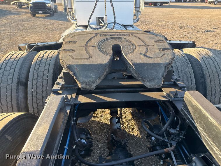 image for item EG2345 2001 Freightliner semi truck