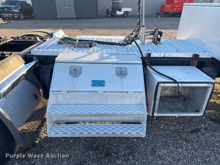 image for item EG2345 2001 Freightliner semi truck