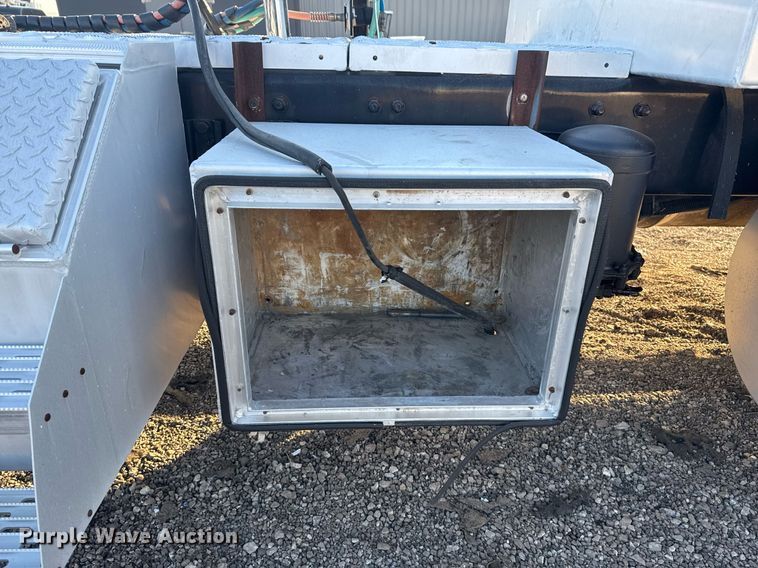 image for item EG2345 2001 Freightliner semi truck