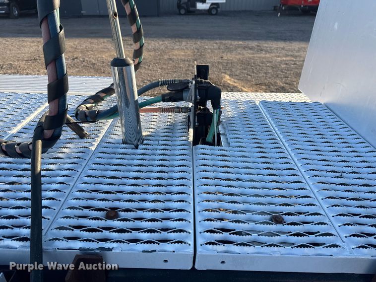 image for item EG2345 2001 Freightliner semi truck