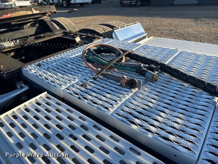 image for item EG2345 2001 Freightliner semi truck