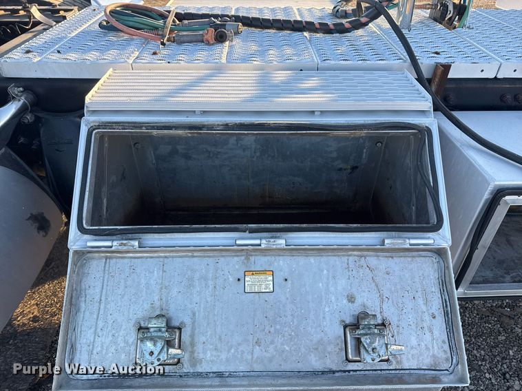 image for item EG2345 2001 Freightliner semi truck