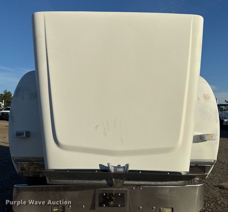 image for item EG2345 2001 Freightliner semi truck