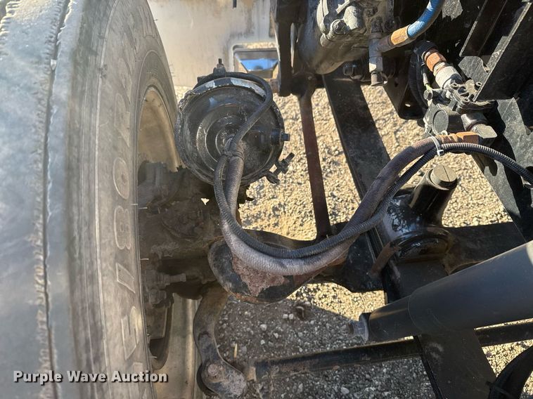 image for item EG2345 2001 Freightliner semi truck