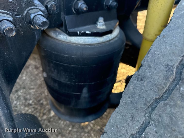 image for item EG2345 2001 Freightliner semi truck