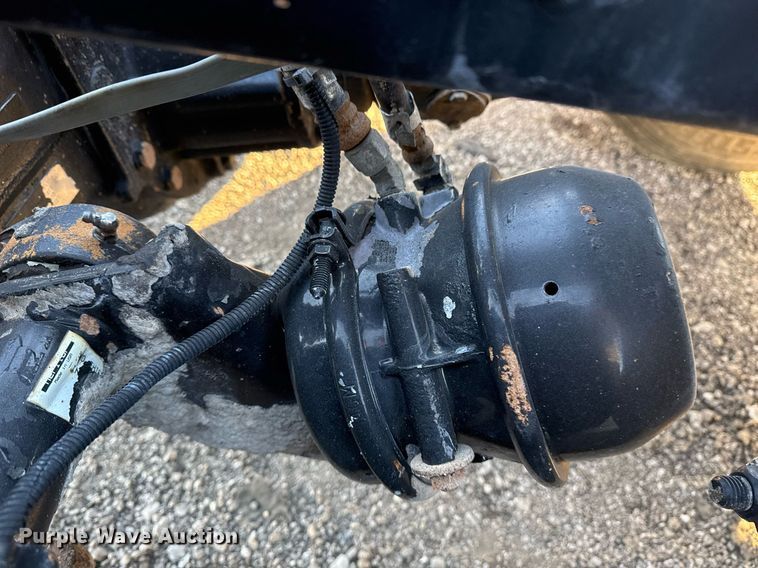 image for item EG2345 2001 Freightliner semi truck