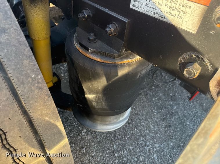 image for item EG2345 2001 Freightliner semi truck