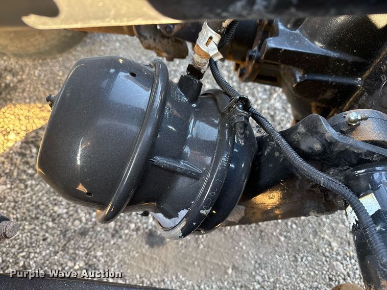 image for item EG2345 2001 Freightliner semi truck