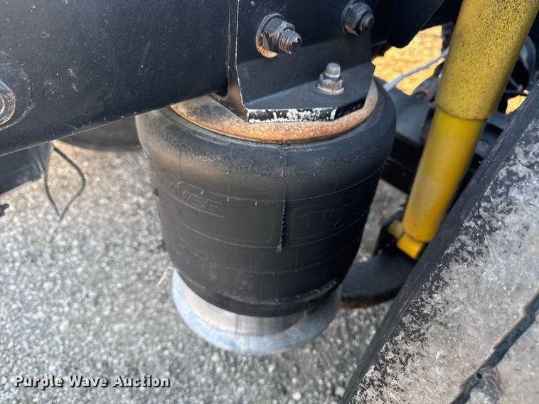 image for item EG2345 2001 Freightliner semi truck