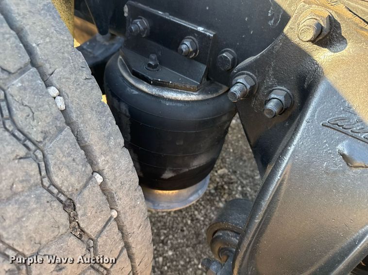 image for item EG2345 2001 Freightliner semi truck