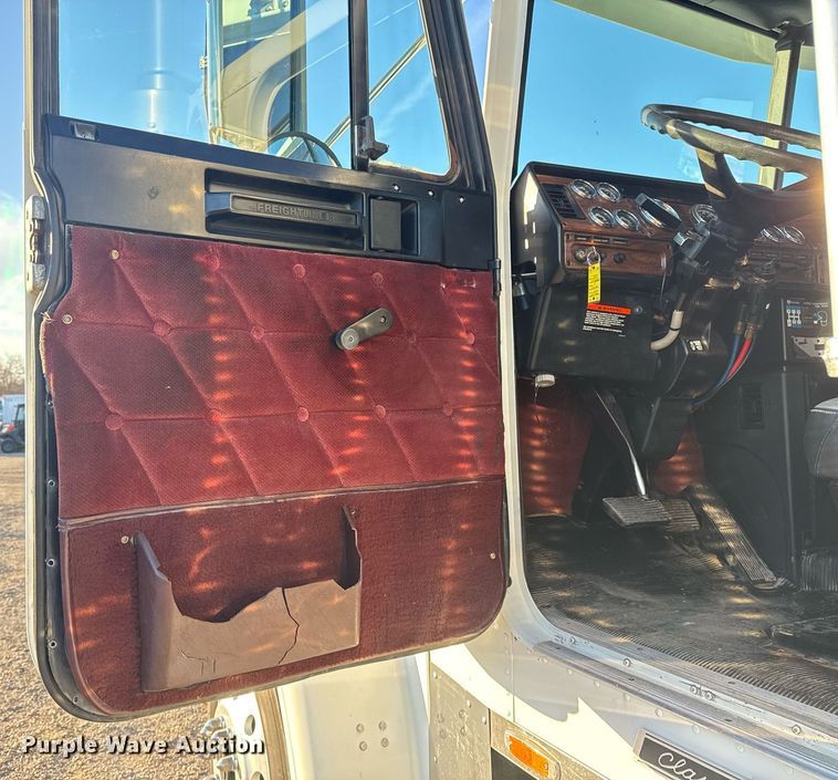 image for item EG2345 2001 Freightliner semi truck