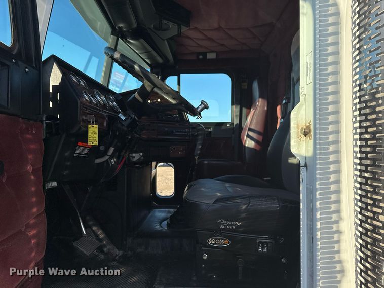 image for item EG2345 2001 Freightliner semi truck