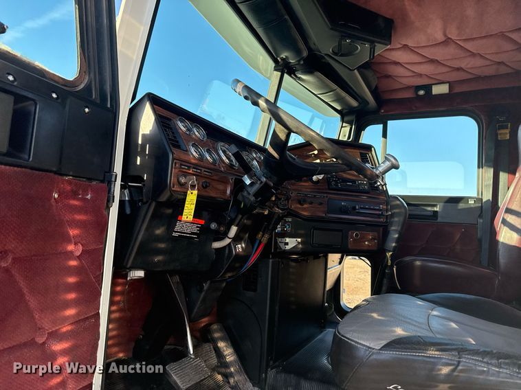 image for item EG2345 2001 Freightliner semi truck