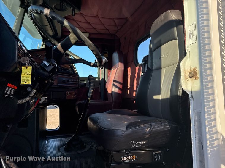 image for item EG2345 2001 Freightliner semi truck