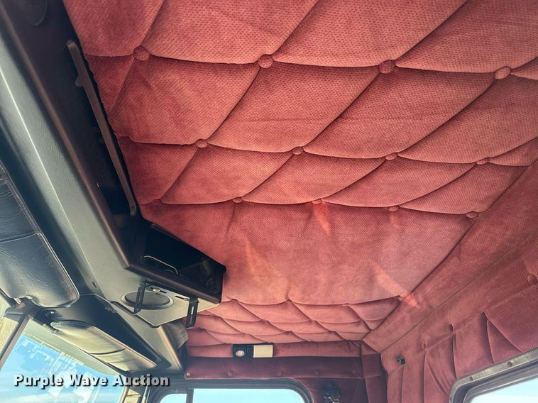 image for item EG2345 2001 Freightliner semi truck