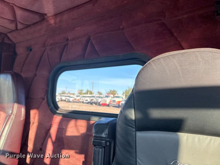 image for item EG2345 2001 Freightliner semi truck