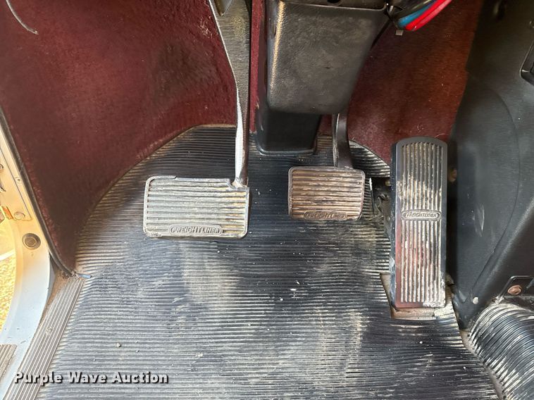 image for item EG2345 2001 Freightliner semi truck