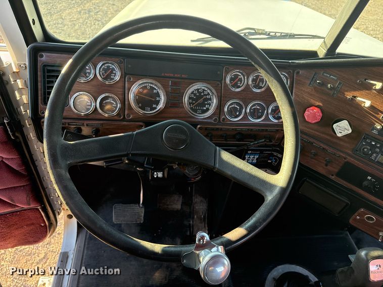 image for item EG2345 2001 Freightliner semi truck