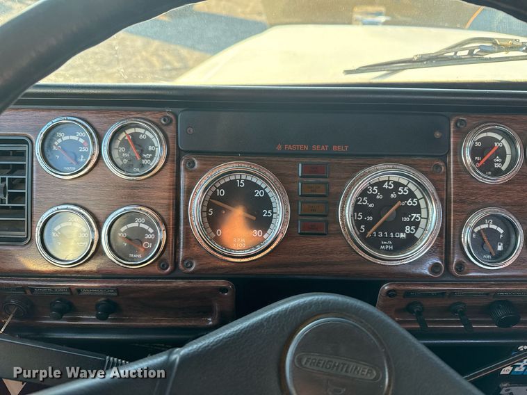 image for item EG2345 2001 Freightliner semi truck