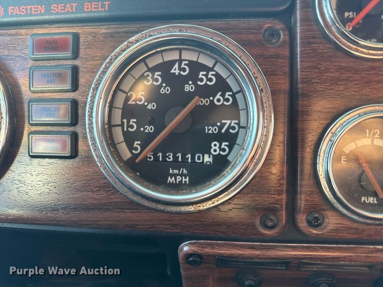 image for item EG2345 2001 Freightliner semi truck