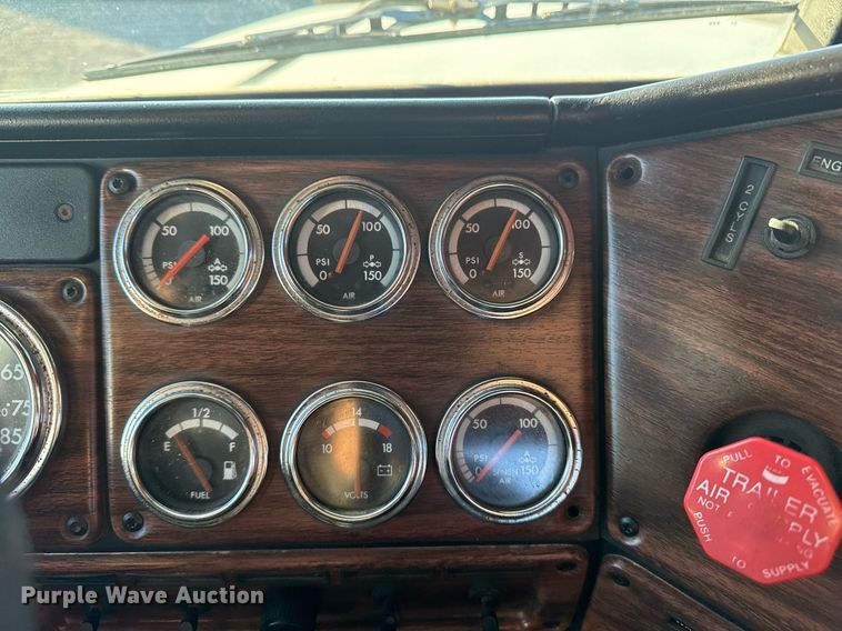 image for item EG2345 2001 Freightliner semi truck