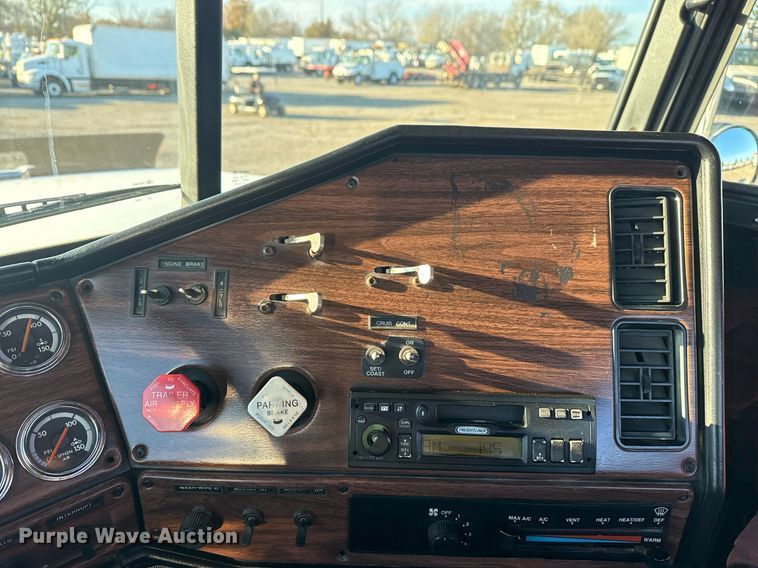 image for item EG2345 2001 Freightliner semi truck