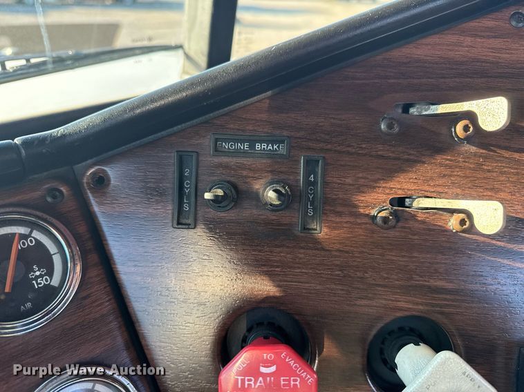 image for item EG2345 2001 Freightliner semi truck