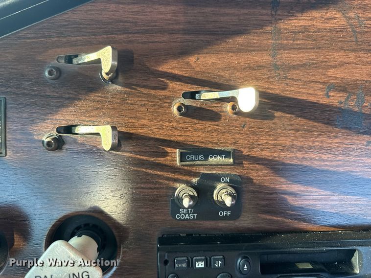 image for item EG2345 2001 Freightliner semi truck