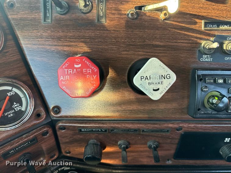 image for item EG2345 2001 Freightliner semi truck