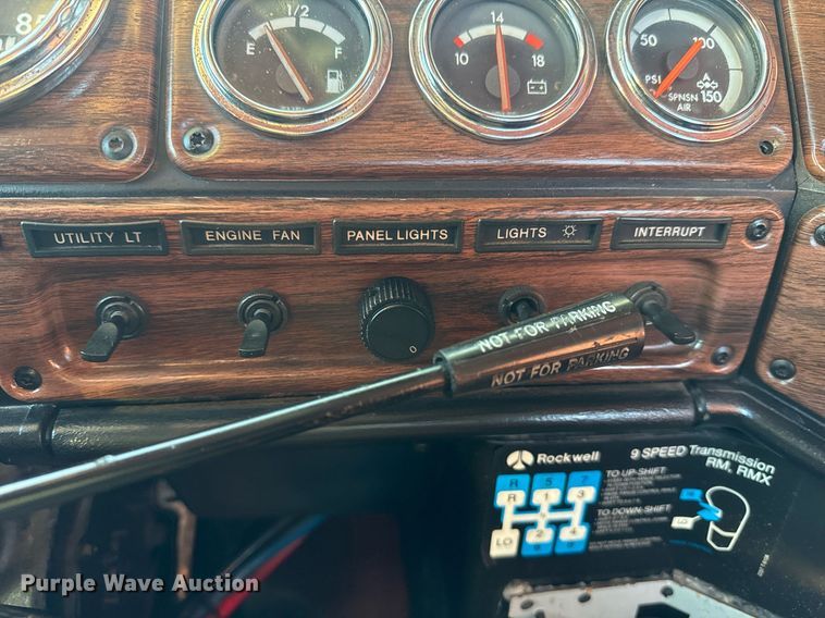 image for item EG2345 2001 Freightliner semi truck