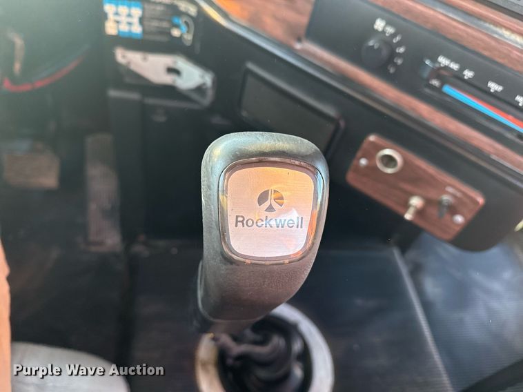 image for item EG2345 2001 Freightliner semi truck