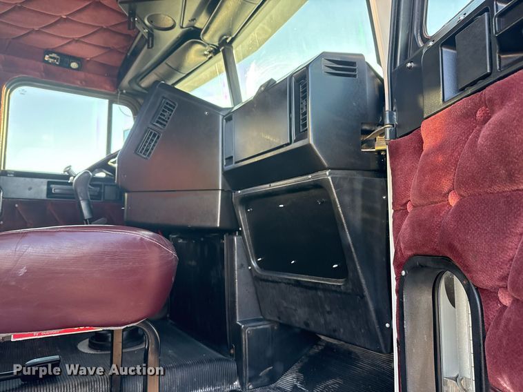 image for item EG2345 2001 Freightliner semi truck