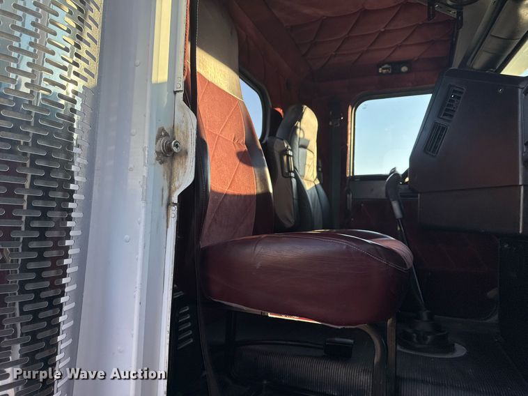 image for item EG2345 2001 Freightliner semi truck