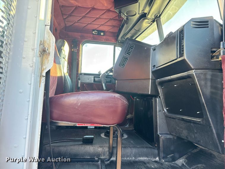 image for item EG2345 2001 Freightliner semi truck