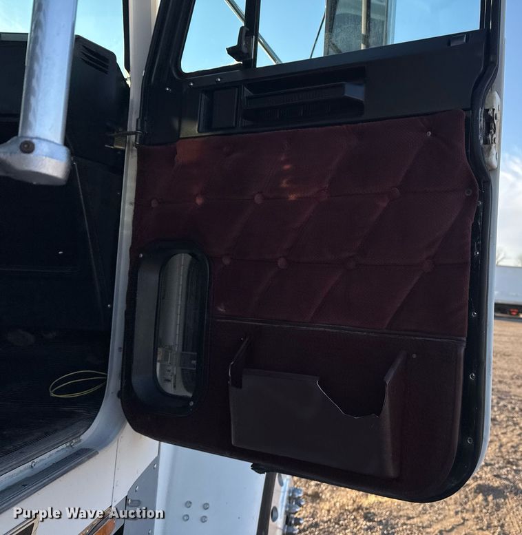 image for item EG2345 2001 Freightliner semi truck