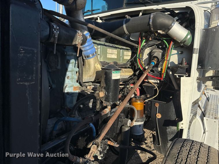 image for item EG2345 2001 Freightliner semi truck