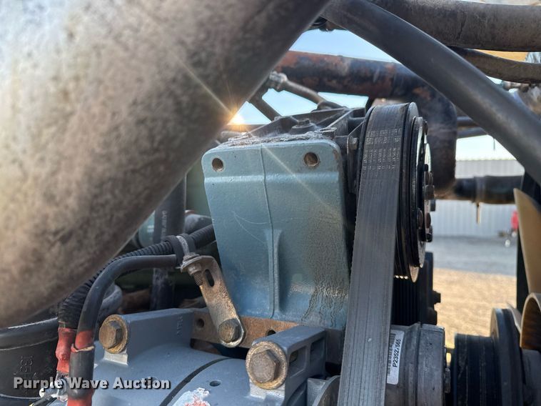 image for item EG2345 2001 Freightliner semi truck