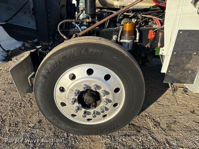 image for item EG2345 2001 Freightliner semi truck