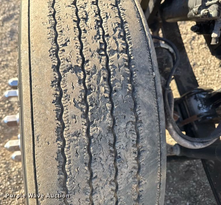 image for item EG2345 2001 Freightliner semi truck