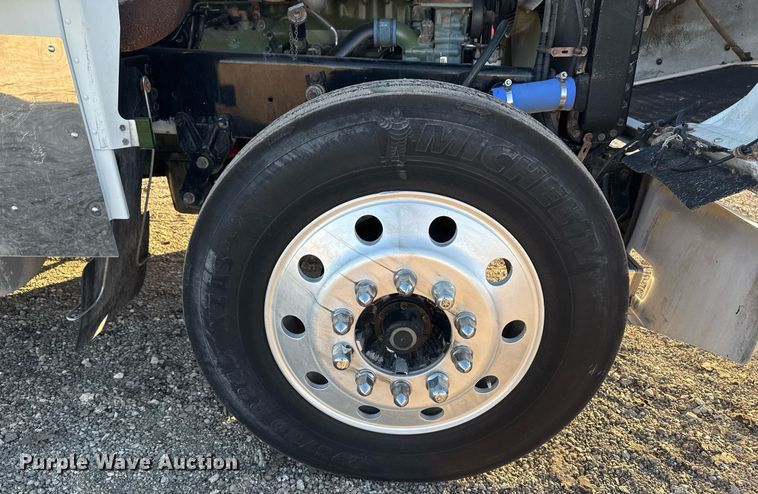 image for item EG2345 2001 Freightliner semi truck