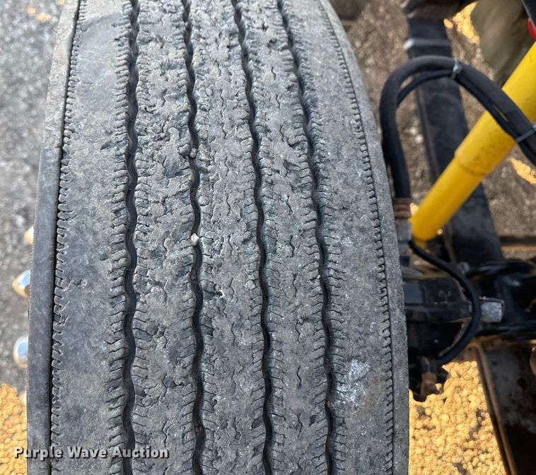 image for item EG2345 2001 Freightliner semi truck